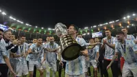 Leonel Messi dan Timnas Argentina merayakan kemenangan atas pertandingan Final CONMEBOL Copa America 2021 melawan Brasil yang berlangsung di Stadion Maracana, Rio de Janeiro pada Sabtu (10/07/2021). (AFP/Carl De Souza)