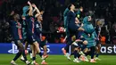 Pemain Paris Saint-Germain (PSG) merayakan kemenangan pada akhir pertandingan leg kedua play-off fase gugur Liga Champions 2024/2025 melawan Brest di stadion Parc des Princes, Paris, Rabu 19 Februari 2025 waktu setempat atau Kamis 20 Februari 2025 dini hari WIB. (JULIEN DE ROSA/AFP)