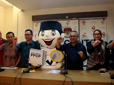 Ketua KPU Arief Budiman (ketiga kanan) bersama Komisioner KPU Wahyu Setiawan, Evi Novida, Viryan Azis, Pramono Ubaid Tanthowi, dan Ilham Saputra (dari kanan) memberikan keterangan pers di Kantor KPU, Jakarta, Minggu (14/1). (Liputan6.com/Johantallo)