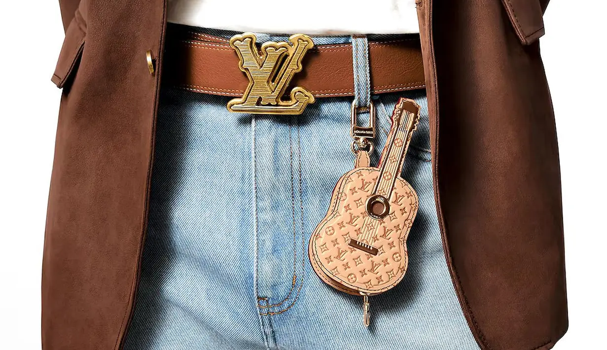 Selain Croissant, ada juga Guitar Pouch Bag Charm yang berbentuk gitar.  Bag charm  ini juga berfungsi sebagai kantong kecil beritsleting, cocok untuk menyimpan earphone atau plectrum gitar bagi musisi yang sering bepergian. Harganya juga sama yaitu Rp15,3 juta. [Dok/louisvuitton.co.id].