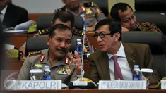Kapolri Badrodin Haiti (kiri) berbincang dengan Menkumham Yasonna Laoly disela rapat di DPR,  Jakarta, Rabu (9/9/2015). (Liputan6.com/Johan Tallo)