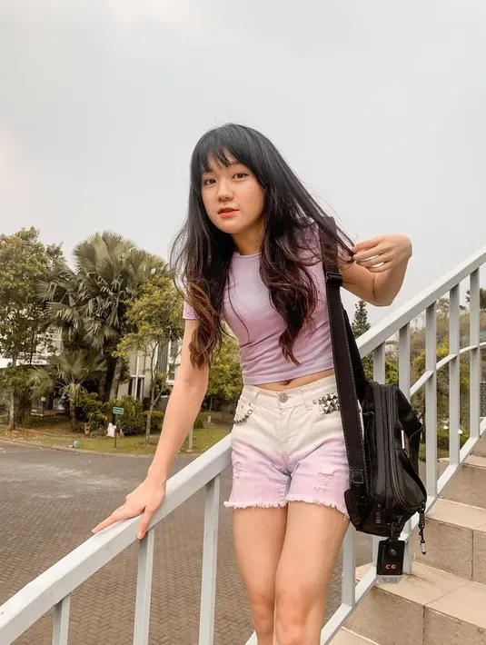 Ketika kenakan baju crop top, Cindy Gulla selalu memadukannya dengan celana jeans pendek, jeans panjang atau bahkan celana kulot. Penampilannya simpel tapi tetap terlihat kece, tak sedikit yang sering memuji penampilan pemeran Amy dalam sinetron Anak Jalanan ini. Tampil berponi dengan rambut digerai, Cindy Gulla makin terlihat cantik memesona. (Liputan6.com/IG/@cgulla)