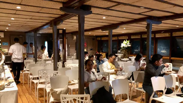 Suasana tempat makan di kapal Jakarta Phinisi berlayar di Pluit, Jakarta Utara
