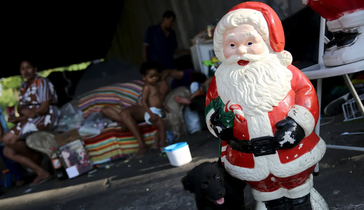 Patung Sinterklas berada milik keluarga Tunawisma yang tinggal dibawah jembatan, Sao Paulo, Brasil, (18/12). Meskipun tak mempunyai tempat tinggal, mereka tetatp merayakan Natal dengan suka hati. (REUTERS/Nacho Doce)