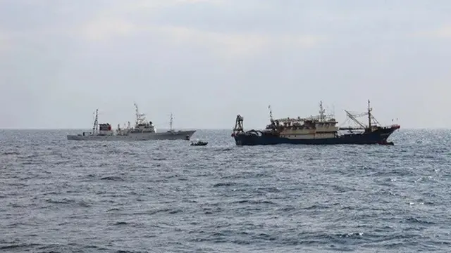Foto yang dirilis oleh Badan Perikanan Jepang pada Kamis (12/2/2026) memperlihatkan kapal patroli perikanan "Hakuo Maru" milik Markas Penegakan Perikanan (kiri) bersama sebuah kapal ikan asal China yang berlayar di dalam ZEE Jepang.