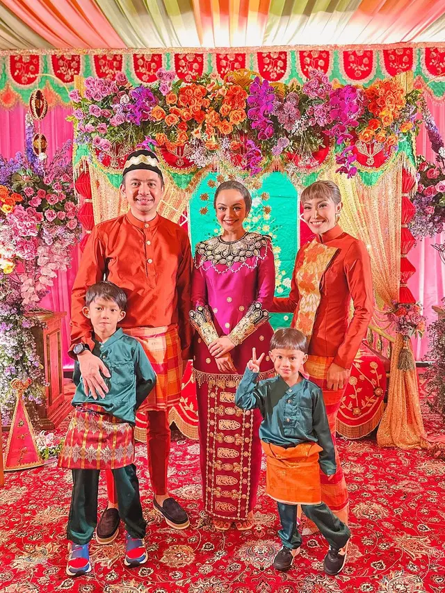 Ayu Dewi dengan busana tradisional (Instagram/mrsayudewi)