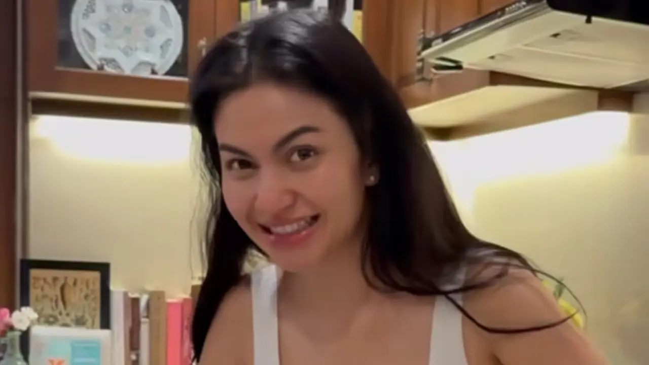 Gaya Ariel Tatum saat sedang masak. [@didietmaulana]