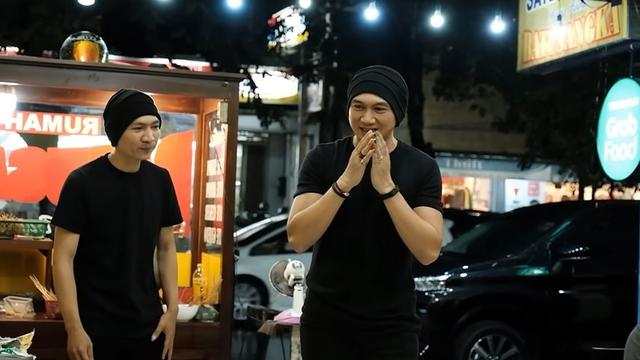 Anji dan Tukang Sate Padang yang Mirip Dirinya