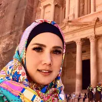 "Mbak mulan pake hijab aja mbak.. Cantik," tulis tabinda89. "Masya Allah Tth syantik na suka bgt😘😘," tulis mellavikinx. "Masyaallah tabaraakallah teteh semogga ttp istiqomah dlm berhijrah," tulis zahira.amaliaputri. (Instagram/mulanjameela1)