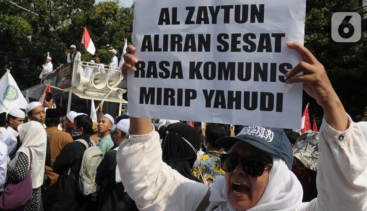 Selain itu massa juga membawa spanduk hingga poster yang berisi tuntutan mereka. (merdeka.com/Imam Buhori)