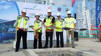 Penutupan atap (topping off) terminal baru Bandara Internasional Ahmad Yani Semarang pada Minggu (11/2/2018). (Foto: Hidya Anindyati)