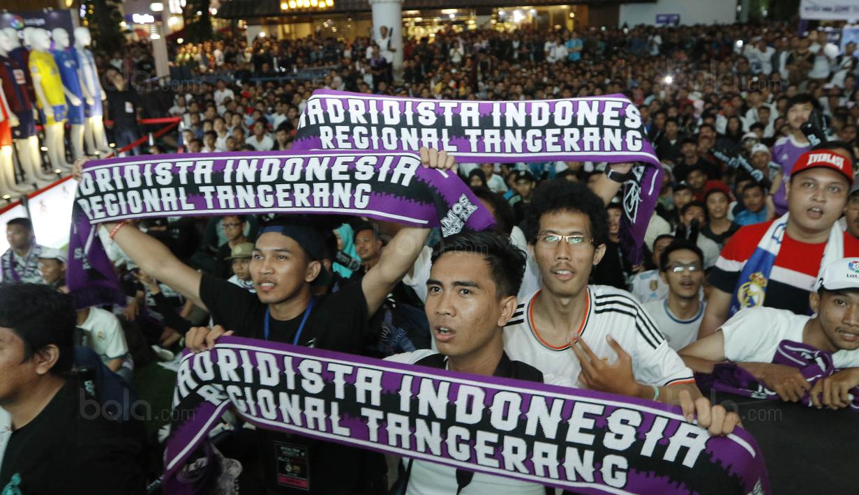 Suporter Real Madrid menyaksikan laga El Clasico antara Barcelona melawan Real Madrid saat nobar di Summarecon Mal Serpong, Sabtu (23/12/2017). Barcelona menang 3-0 atas Real Madrid. (Bola.com/M Iqbal Ichsan)