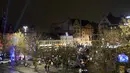 Warga mengikuti nonton bareng liga Champions antara Malmo FF dan Paris Saint Germain di Pusat Kota Malmo, Rabu (25/11/2015),  Zlatan Ibrahimovic membayar semua biaya acara nonton bareng di kampung halamannya.  (REUTERS/Jon Willen/TT News Agenc)