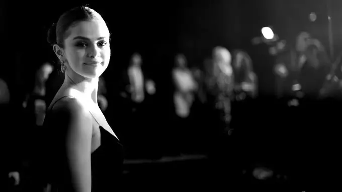 [Bintang] Seksinya Selena Gomez di Video Klip Wolves