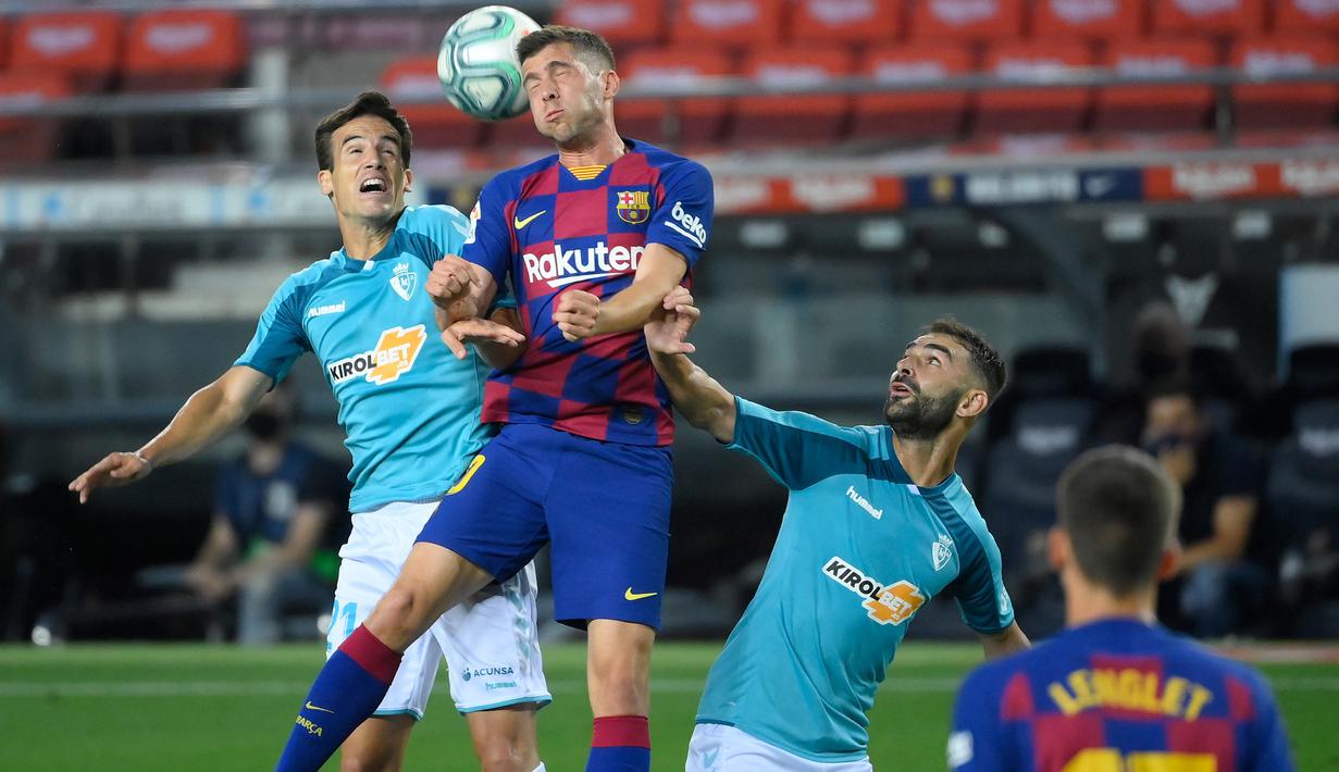 Bek Barcelona, Sergi Roberto, berebut bola dengan gelandang Osasuna, Inigo Perez, pada laga lanjutan La Liga pekan ke-37 di Camp Nou, Jumat (17/7/2020) dini hari WIB. Barcelona kalah 1-2 atas Osasuna. (AFP/Lluis Gene)