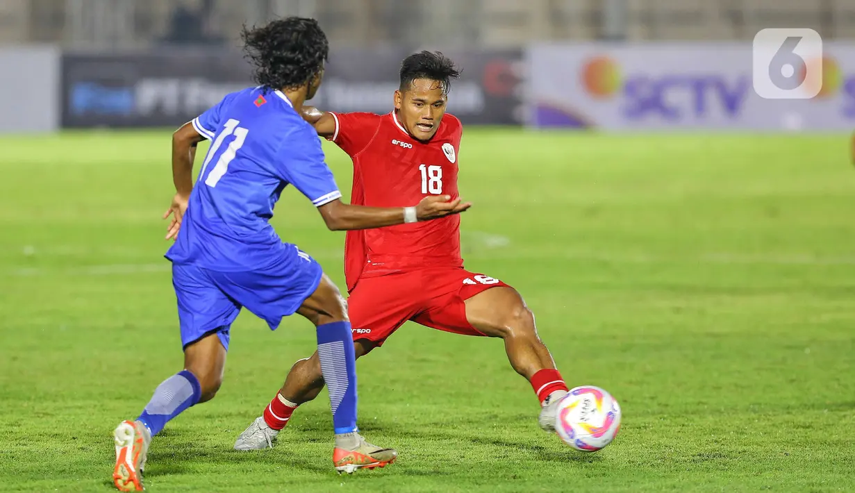Pada menit ke-57, Toni Firmansyah berhasil menambah gol timnas Indonesia U-20 ke gawang Maladewa. (Liputan6.com/Angga Yuniar)