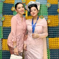 Angel Karamoy saat hadir wisuda Putri Sulung Lovely Rumangkang. [@realangelkaramoy]