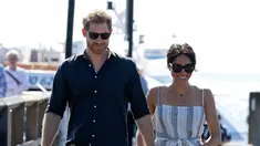 Pangeran Harry dan Meghan Markle berjalan di sepanjang Kingfisher Bay Jetty saat kunjungan ke Pulau Fraser, Australia, Senin (22/10). Meghan yang sedang hamil muda mulai menunjukkan perut buncitnya. (AP Photo/Kirsty Wigglesworth, Pool)