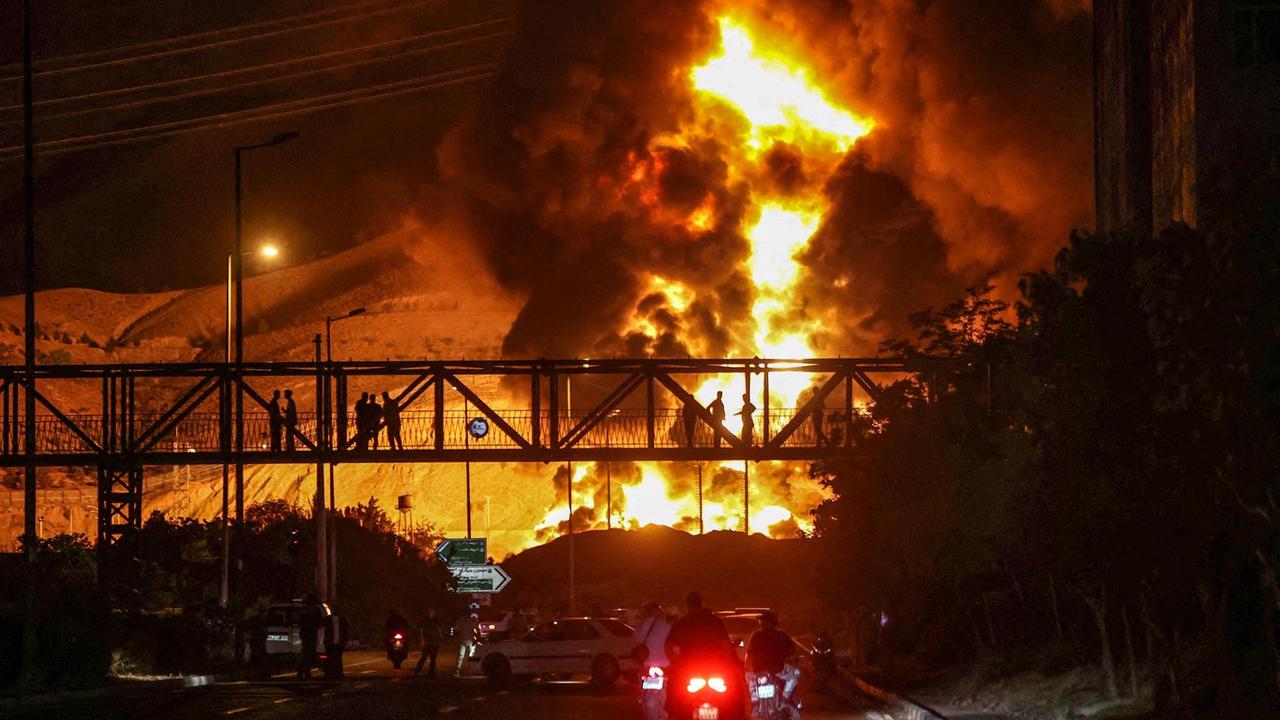 FOTO:  Serangan Udara Israel Memicu Kebakaran Besar Depot Minyak di Teheran
