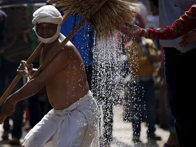 Seorang umat melakukan ritual keagamaan selama festival Swasthani Bratakatha di Nepal , (19/2). Selama berlangsung festival para umat akan membacakan kitab suci Hindu Swasthani Brata Katha. (REUTERS / Navesh Chitrakar)