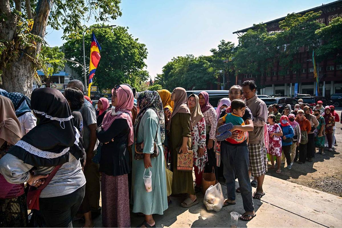 FOTO: Antrean Panjang di Surabaya, 10 Ton Beras Murah Ludes Diserbu Warga