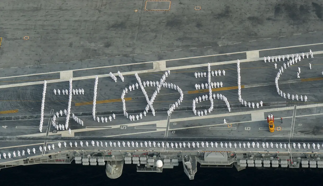 Prajurit Angkatan Laut AS berbaris membentuk kata dalam bahasa Jepang `Senang Bertemu Anda` di atas dek USS Ronald Reagan di Tokyo, Jepang, Kamis (1/10/2015). USS Ronald Reagan tiba di Jepang sehari lebih awal dari yang dijadwalkan. (REUTERS/Kyodo)