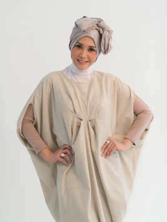 Dengan cerdik Maia Estianty memadukan warnah natural seperti putih, abu,abu cokelat dan orange untuk koleksinya. (Wardrobe by Kayara. Desmond Manulang/Bintang.com)