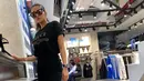 Sama seperti masyarakat umum lainnya, di keseharian Olla pun kerap tampil santai. T-shirt hitam yang dipadukannya dengan rok berwarna senada ini membuat Olla Ramlan terlihat ramping dan memesona. (Instagram/ollaramlanaufar)
