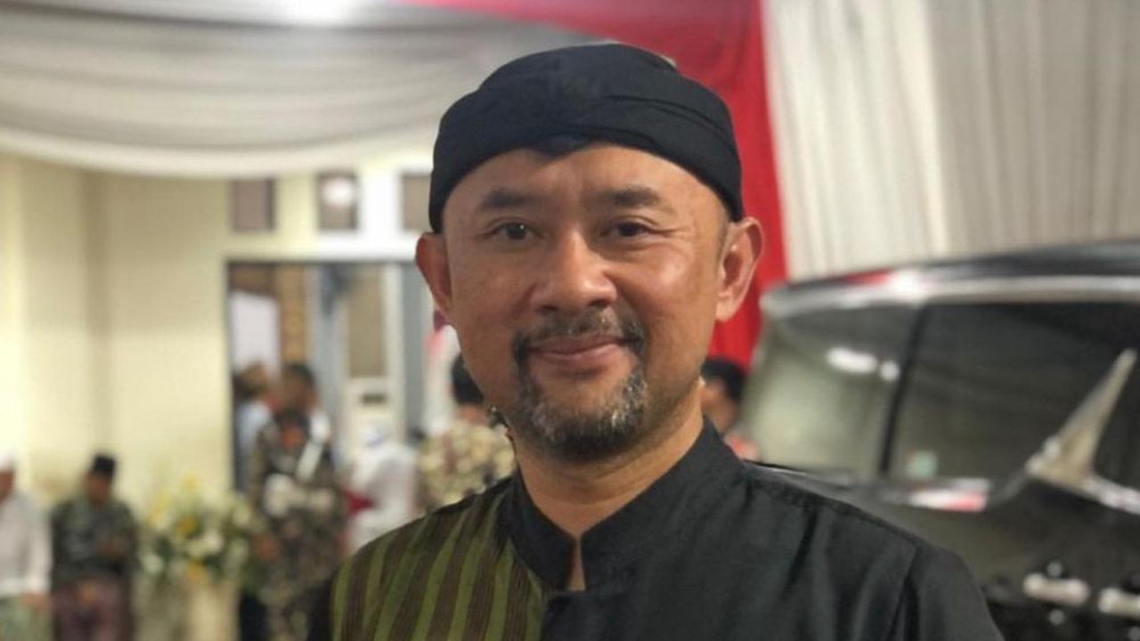 Potret Ronal Surapradja Didampingi Orangtua ke TPS, Momen Hangat di Antara Pilkada Jabar 2024