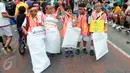 Anak - anak turut serta dalam aksi Clean Up di Jakarta, Minggu (21/2). Kegiatan ini dilakukan untuk memperingati Hari Peduli Sampah Nasional (HPSN) 2016. (Liputan6.com/Helmi Afandi)