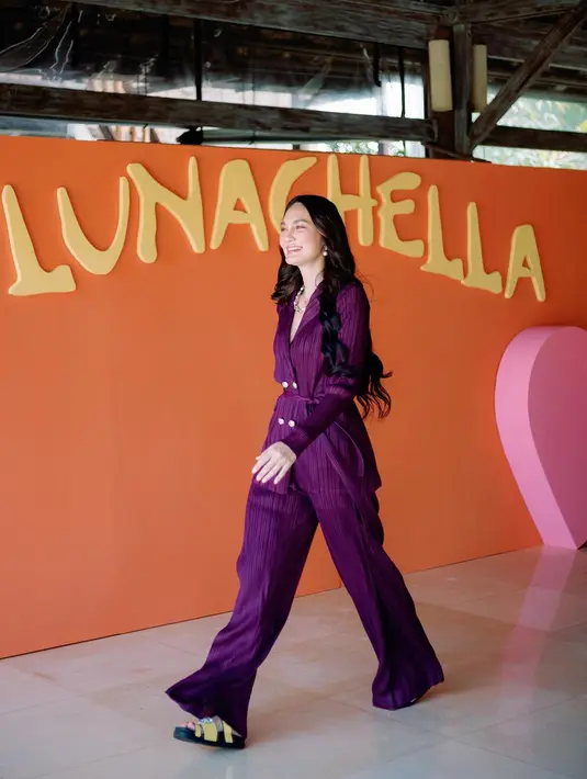 Lalu, ada penampilan Luna Maya dalam balutan jumpsuit berwarna ungu yang menawan. [Foto: Instagram/lunamaya]