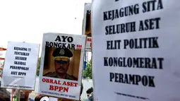 Massa dari Aliansi Pemuda Penyelamat Aset Negara membawa spanduk saat aksi demo di depan Kejaksaan Agung, Jakarta, Rabu (2/9/2015). Massa menuntut penuntasan perampokan aset BPPN tahun 2003 yang merugikan negara ratusan triliun.(Liputan6.com/Yoppy Renato)