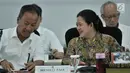 Menko PMK Puan Maharani berbincang dengan Mensos Agus Gumiwang selama rapat tentang Percepatan Pemulihan Pasca Gempa Bumi NTB di Kantor Kemenko PMK, Jakarta, Senin (12/11). (Merdeka.com/ Iqbal S. Nugroho)