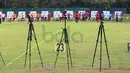 Para Atlet Panahan, memeriksa hasil panah pada Kualifikasi PON XIX-2016 Jawa Barat di Lapangan Panahan Senayan, Jakarta, Selasa (24/11/2015). (Bola.com/Nicklas Hanoatubun)