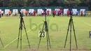 Para Atlet Panahan, memeriksa hasil panah pada Kualifikasi PON XIX-2016 Jawa Barat di Lapangan Panahan Senayan, Jakarta, Selasa (24/11/2015). (Bola.com/Nicklas Hanoatubun)