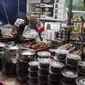 Pedagang buah kurma di pasar takjil Ramadhan, Jalan AIS Nasution, Palangka Raya, Kalimantan Tengah, Sabtu (25/3/2023). (Liputan6.com / Roni Sahala)