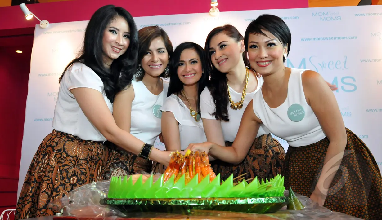 Lima selebriti cantik yang saling bersahabat kumpul bersama saat acara launching sebuah website tentang wanita, Jakarta, Senin (20/4/2015). (Liputan6.com/Panji Diksana)