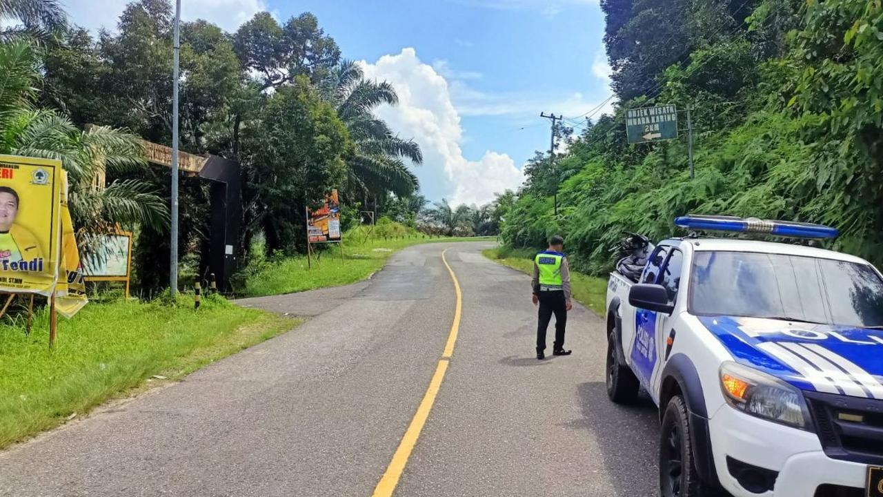 Kecelakaan itu berawal saat pemotor yang datang dari arah Merangin mencoba mendahului truk yang berada di depannya. <br>