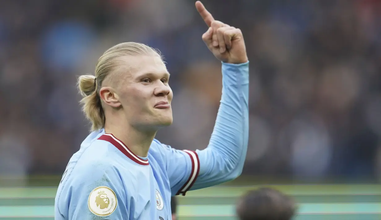Pemain Manchester City, Erling Haaland melakukan selebrasi setelah mencetak gol pertama timnya ke gawang Wolves saat laga lanjutan Liga Inggris 2022/2023 yang berlangsung di Etihad Stadium, Manchester, Minggu (22/01/2023) dini hari WIB. Haaland sukses mencetak tiga gol atau hattrick untuk kemenangan The Cityzens. (AP Photo/Dave Thompson)