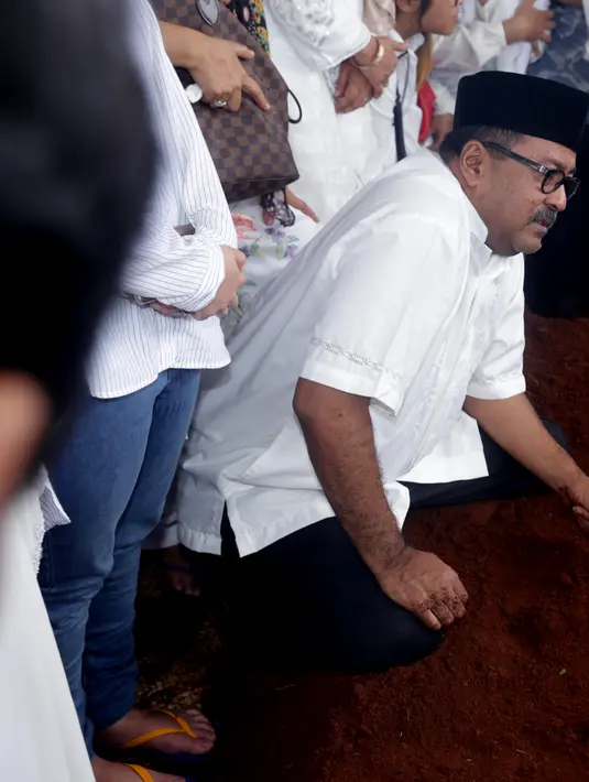 Prosesi pemakaman ibunda Rano Karno dilaksanakan pada Senin (7/12/2015) pukul 12.35 setibanya jenazah di TPU Tanah Kusir. Jenazahnya ditempatkan satu liang lahat dengan Sukarno M. Noor, suaminya yang telah terlebih dahulu pergi. (Andy Masela/Bintang.com)