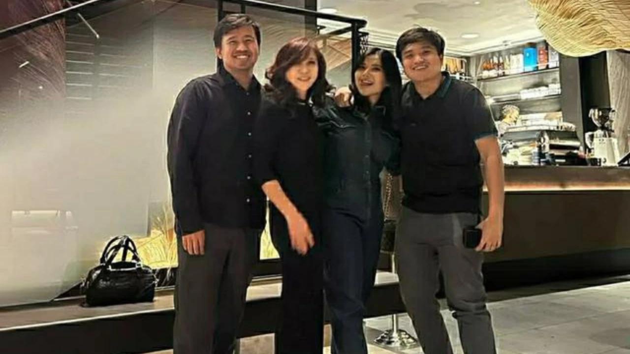 Cantik dan Awet Muda, 6 Potret Ibu Joshua Suherman Dipuji Berhati Mulia