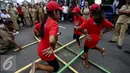 Sejumlah murid sekolah dasar (SD) bermain permain daerah dalam festival  permainan tradisional rakyat Maluku didepan Balai Kota Ambon, Maluku, Senin (7/2). (Liputan6.com/Faizal Fanani)