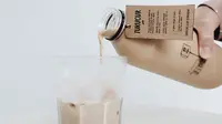 Brand kopi lokal, TUKU menghadirkan es kopi yang dikemas dalam kemasan satu liter. (dok. Instagram @tokokopituku/https://www.instagram.com/p/B98s6X4Hccw/Putu Elmira)