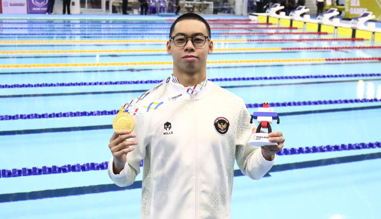 Perenang muda Indonesia, Jason Donovan Yusuf, menyabet medali emas nomor 50 meter gaya punggung putra pada SEA Games 2025 yang bertempat di Swimming Pool, Sports Authority of Thailand, Bangkok, Kamis (11/12/2025) sore WIB. (Dok. Akuatik Indonesia)
