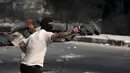 Mereka menghadapi tentara Israel dan pemukim ilegal Yahudi yang sama-sama memiliki senjata api. (AP Photo/Majdi Mohammed)
