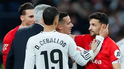 Dalam sebuah momen yang jarang terjadi di lapangan lawan, Jesus Navas menerima penghormatan hangat dari publik Bernabeu. (AFP/Oscar Del Pozo)