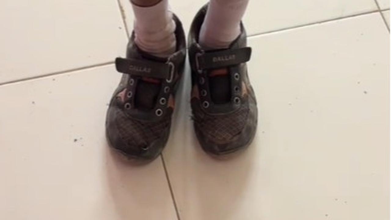 Temukan Murid yang Punya Sepatu Rusak di Sekolah, Momen Guru Langsung Berikan Hadiah Ini Banjir Pujian