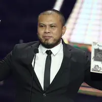 Sutradara film 'Pengabdi Setan', Joko Anwar mengangkat piala dalam acara IBOMA 2018 di STUDIO 6 EMTEK CITY, Jakarta, Jumat (23/3). Joko Anwar meraih penghargaan kategori trailer film terbaik. (Liputan6.com/Herman Zakharia)