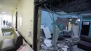 Kerusakan bangsal rumah sakit Ngudi Waluyo setelah gempa bermagnitudo 6,0 melanda Blitar, Jawa Timur, Sabtu (10/4/2021). Akibat gempa itu, sejumlah rumah, gedung fasilitas umum, dan tempat ibadah di sekitar delapan kecamatan di wilayah Kota dan Kabupaten Blitar dilaporkan rusak. (M. ULIN NUHA/AFP)