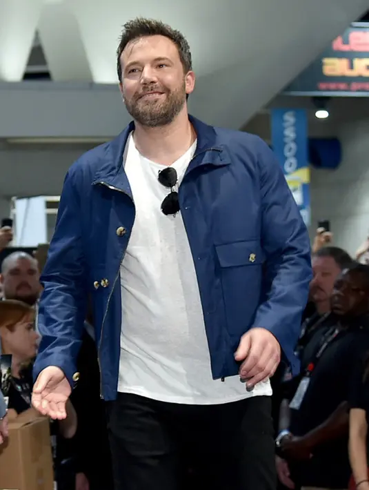 Kini Ben Affleck disebut telah menggandeng seorang wanita yang berprofesi sebagai produser televisi ternama, Lindsay Shookus. Namun sayangnya, kecanduan Ben terhadap alkohol tetap semakin menjadi. (AFP/Mike Coppola)